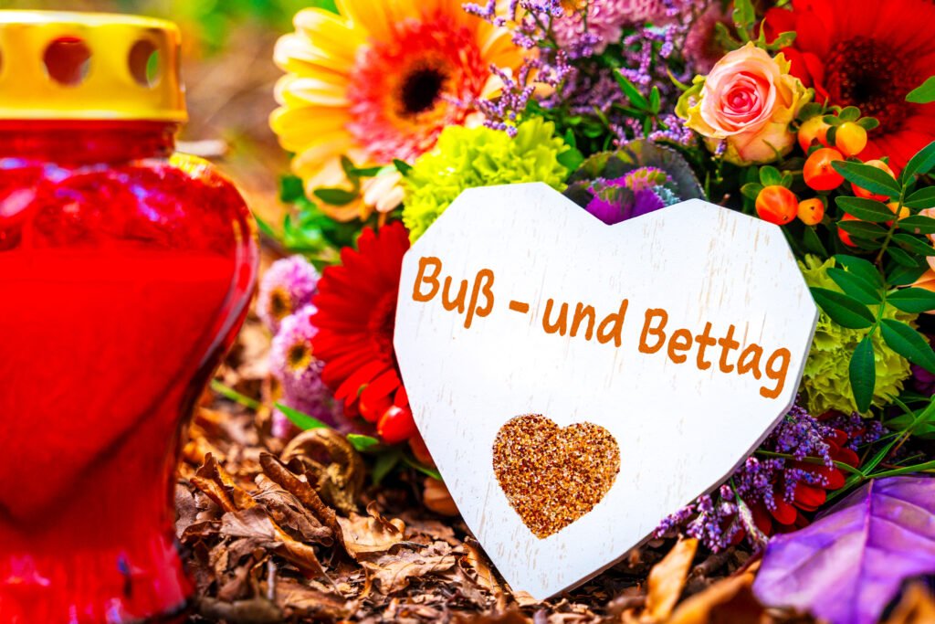 Buß- und Bettag Feiertag Bild mit Herz, Blumen und rotem Licht