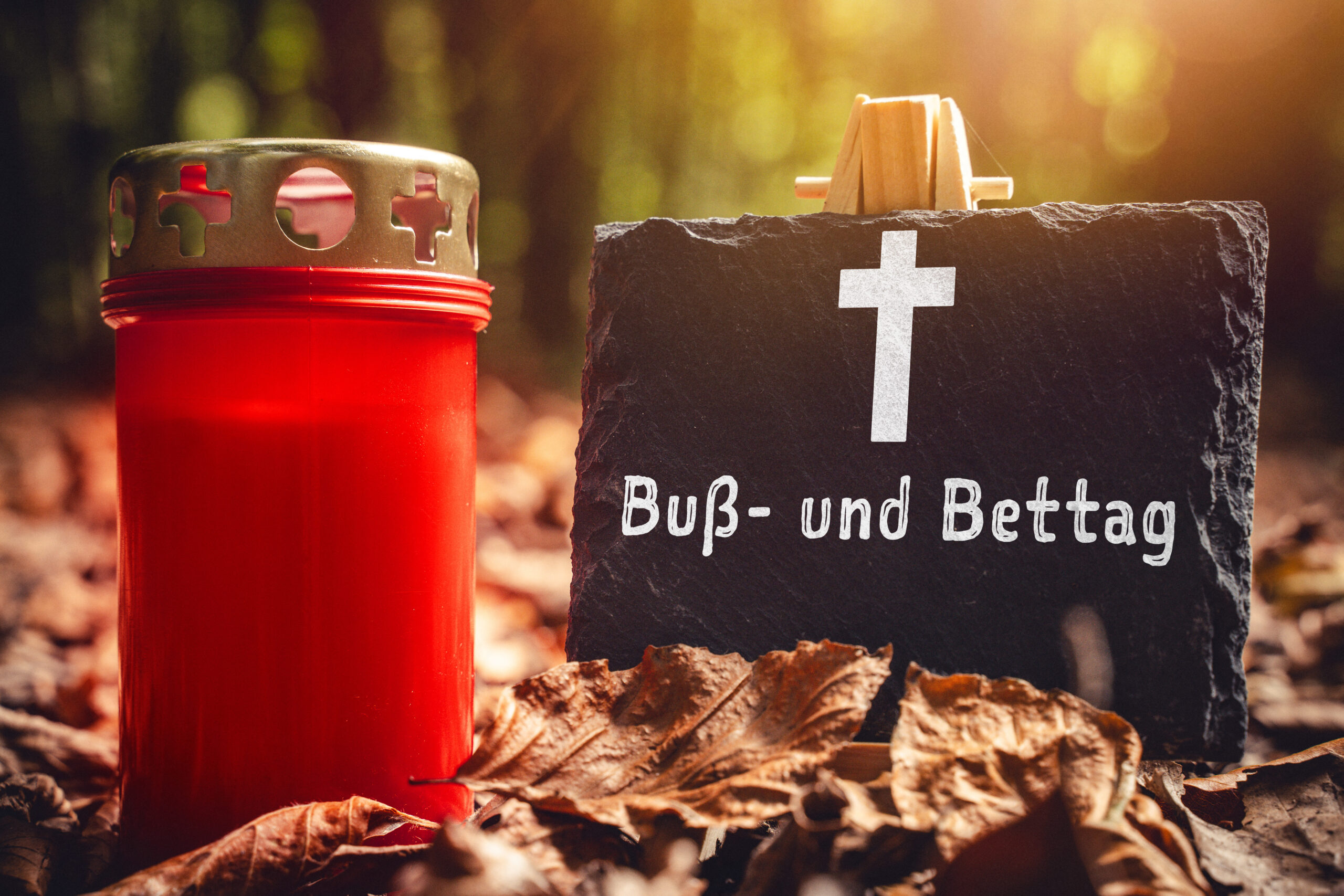 BUSS- UND BETTAG BILDER BUSS- UND BETTAG – ROTES GRABLICHT MIT KREUZ IM HERBSTLICHEN WALD buß- und bettag – rotes grablicht mit kreuz im herbstlichen wald