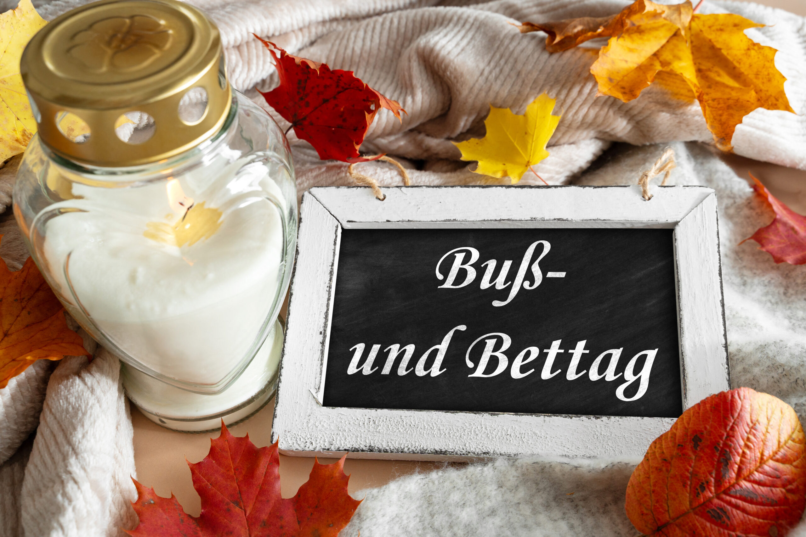 BIHLMAYER-MEDIA BUSS- UND BETTAG – STILLES HERBSTBILD MIT KERZE, LAUB UND KREIDETAFEL buß- und bettag – stilles herbstbild mit kerze, laub und kreidetafel