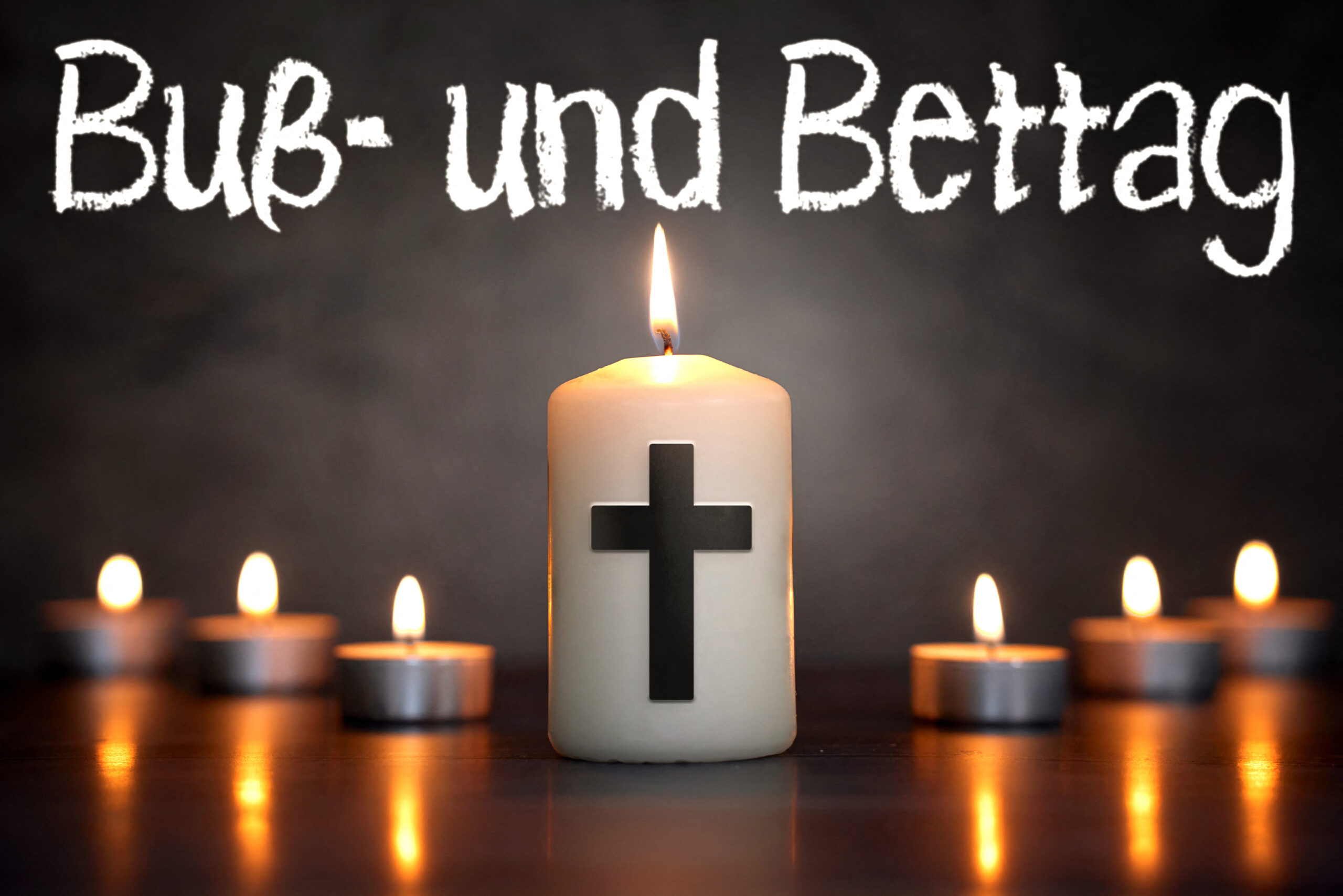 BUSS- UND BETTAG BILDER SYMBOLISCHES BILD ZUM BUSS- UND BETTAG MIT BRENNENDER KERZE UND KREUZ symbolisches bild zum buß- und bettag mit brennender kerze und kreuz