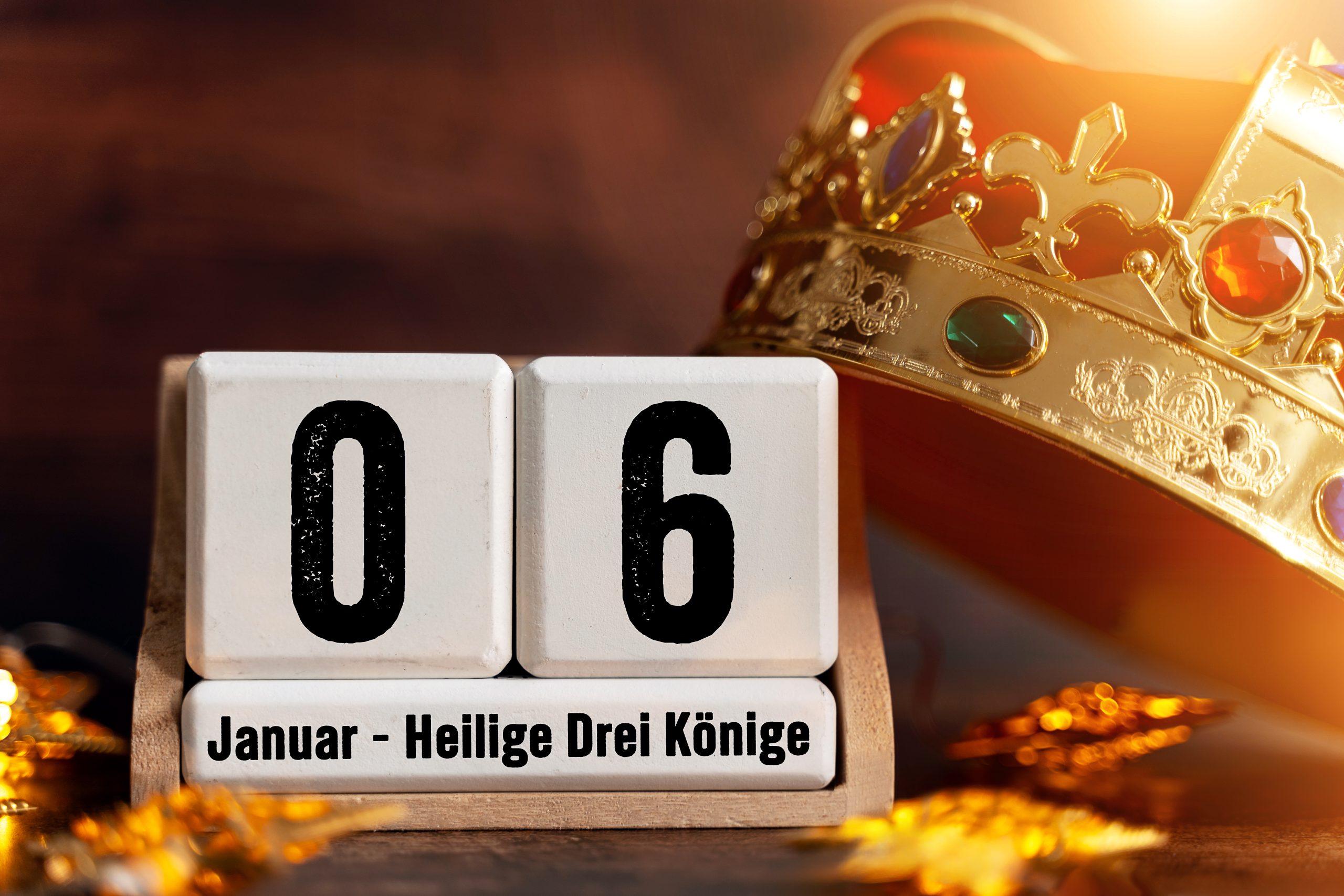 dreikönigstag kalender mit krone und goldenem licht