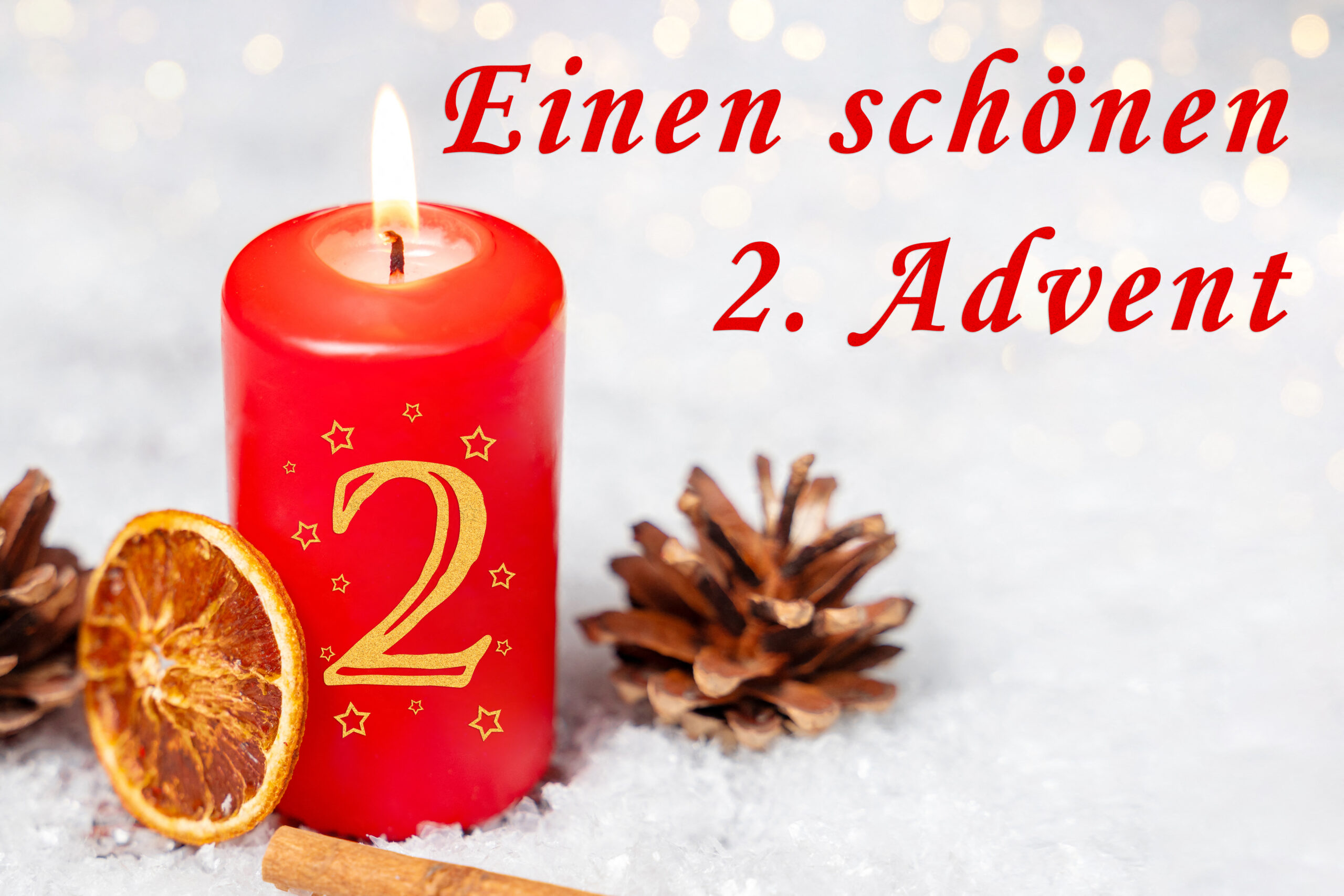 2. advent gruß mit brennender roter kerze, goldener zahl zwei, zimtstange, orangenscheibe, tannenzapfen und dem schriftzug „einen schönen 2. advent“