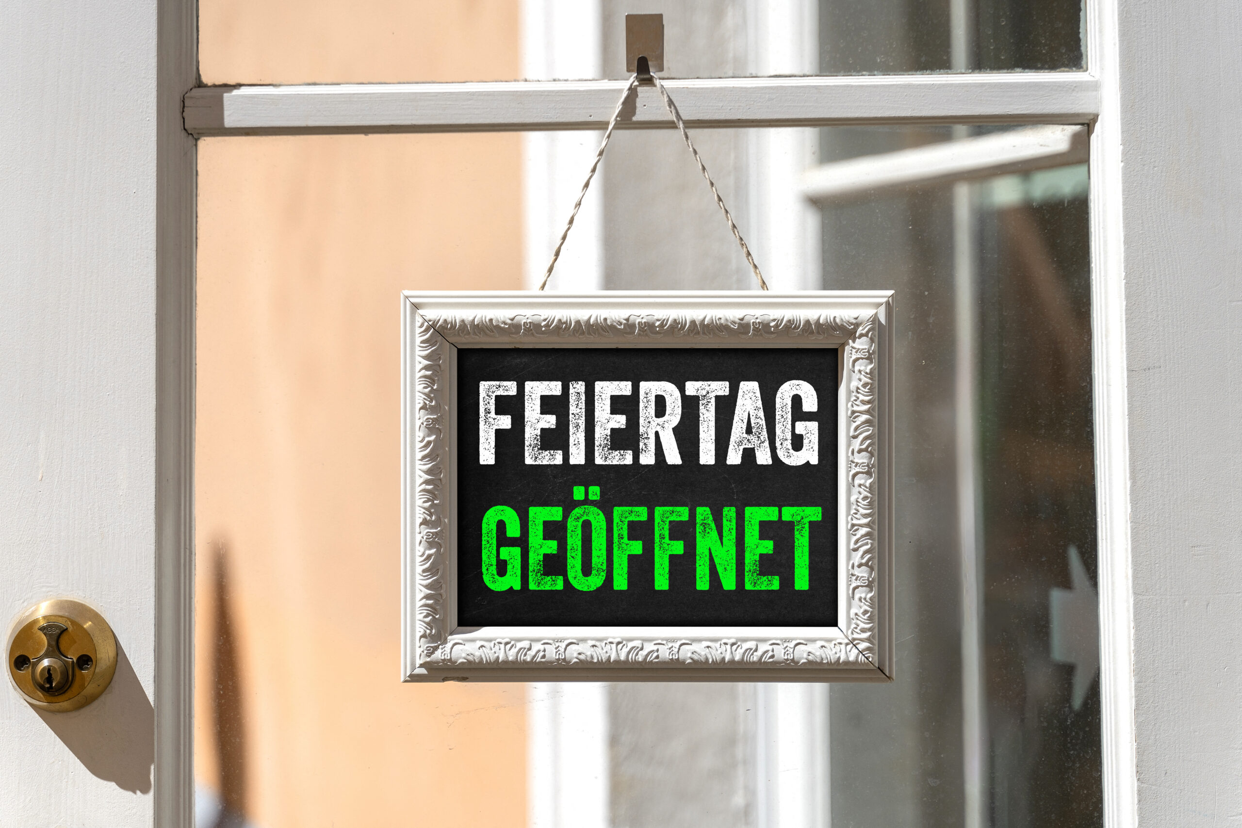feiertag geoeffnet schild 1 scaled bilder