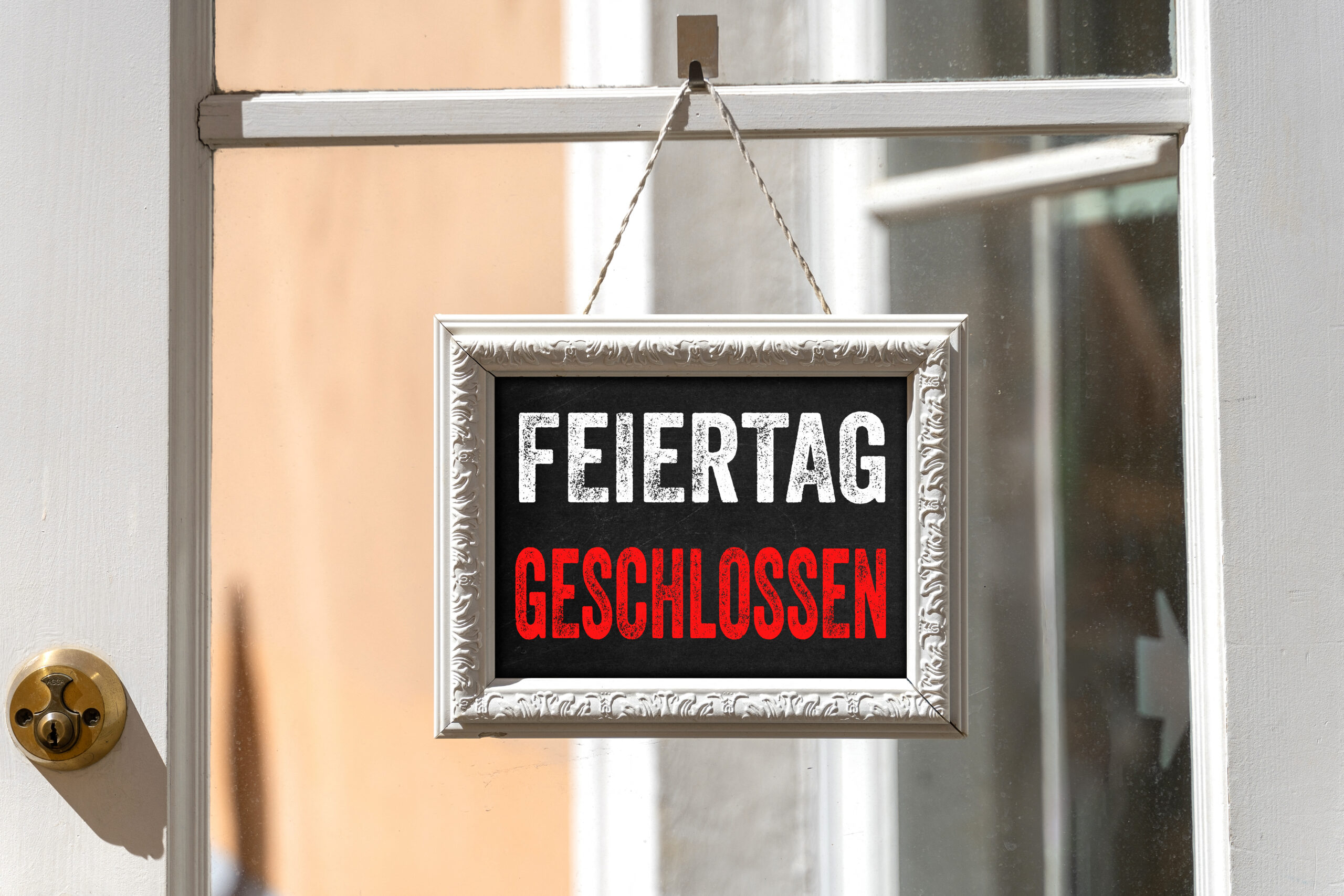 feiertag geschlossen schild 2 scaled bilder