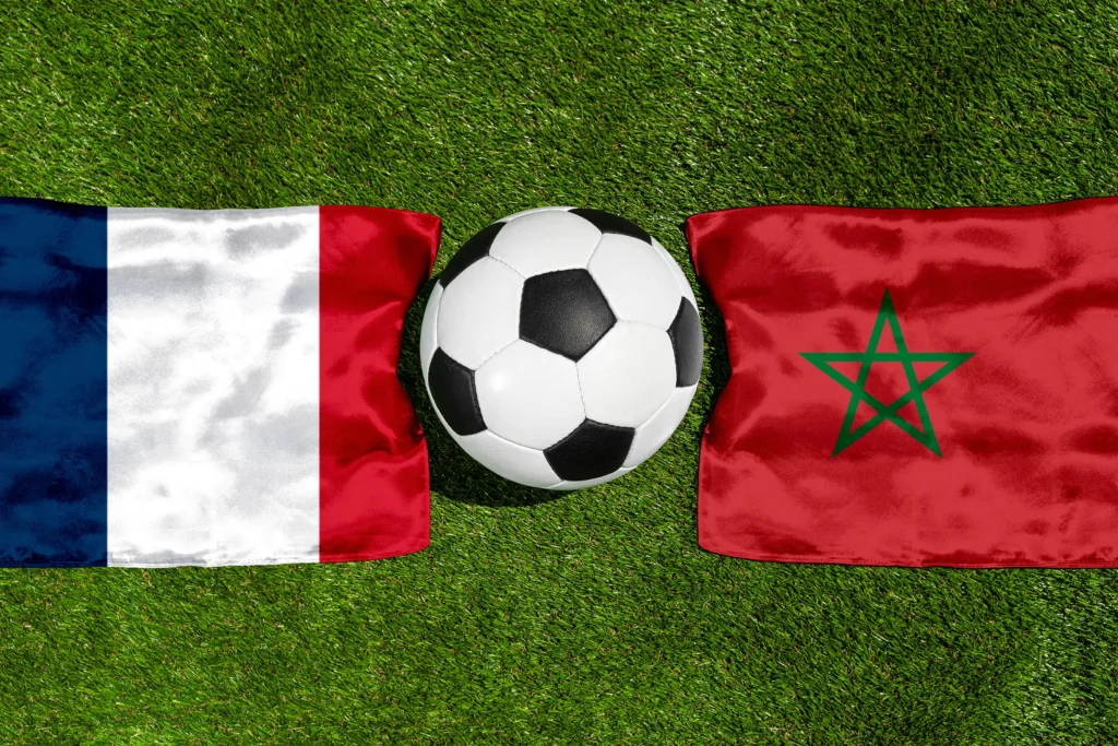 Frankreich gegen Marokko – Fußball mit Nationalflaggen