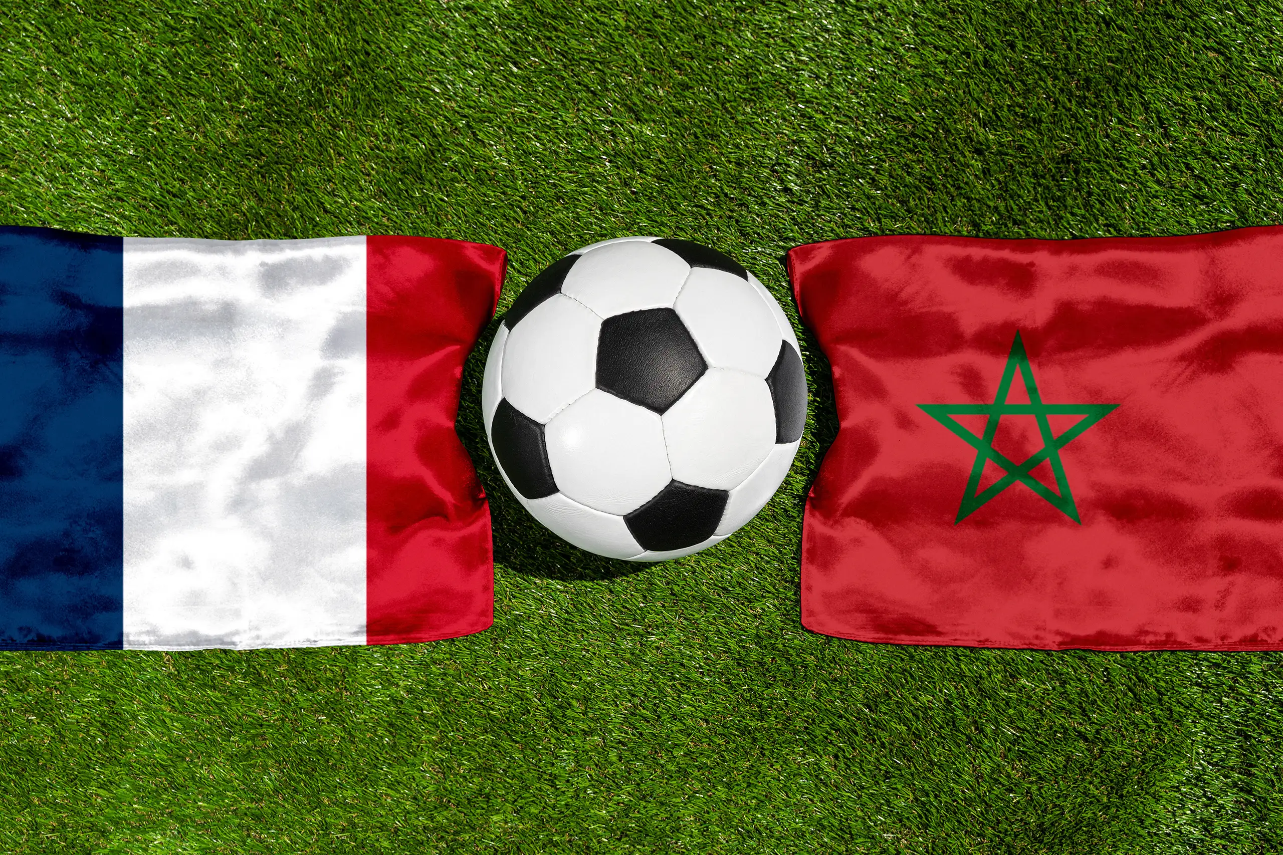 frankreich gegen marokko – fußball mit nationalflaggen