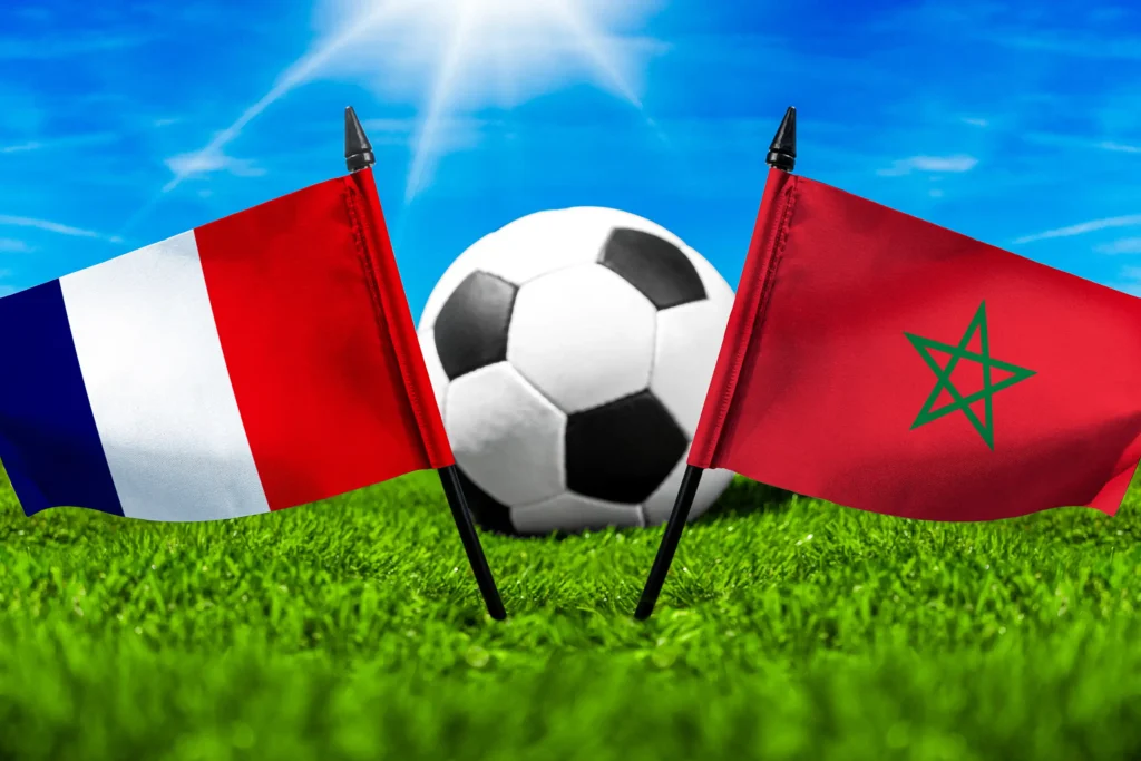 Frankreich vs. Marokko – Fußball mit Nationalflaggen