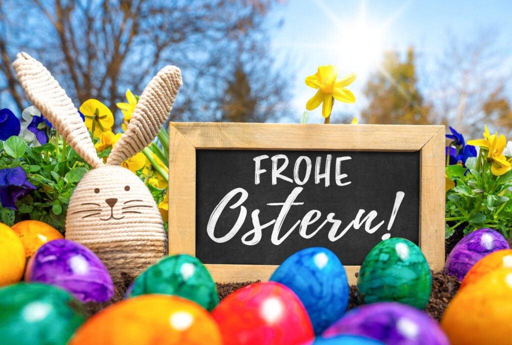Frohe Ostern Bild mit Osterhase und bunten Ostereiern im Frühling