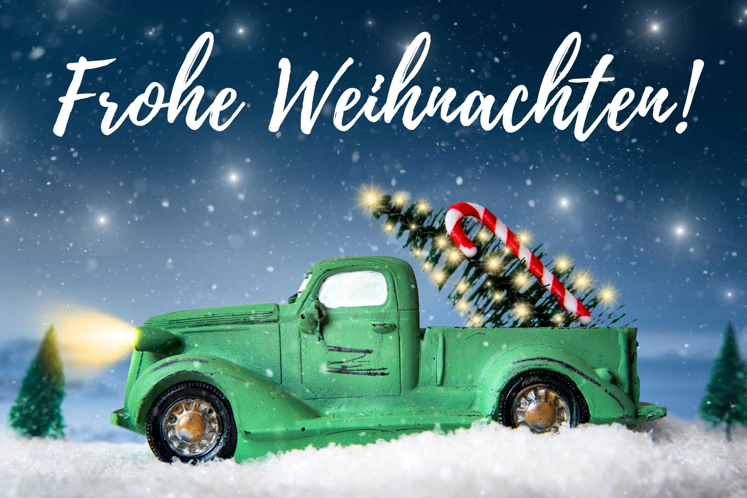WEIHNACHTEN BILDER FROHE WEIHNACHTEN – WINTERLICHES WEIHNACHTSBILD MIT GRÜNEM AUTO, TANNENBAUM UND SCHNEE frohe weihnachten – winterliches weihnachtsbild mit grünem auto, tannenbaum und schnee