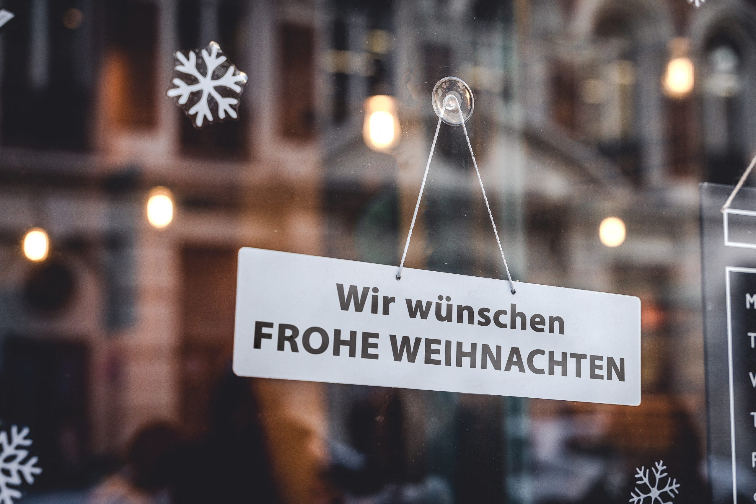 frohe weihnachten gruss auf schild scaled