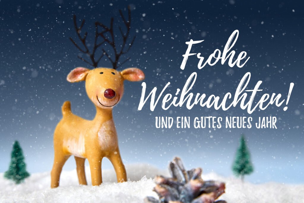 Frohe Weihnachten und ein gutes neues Jahr – Rentier im Schnee mit festlicher Winterstimmung