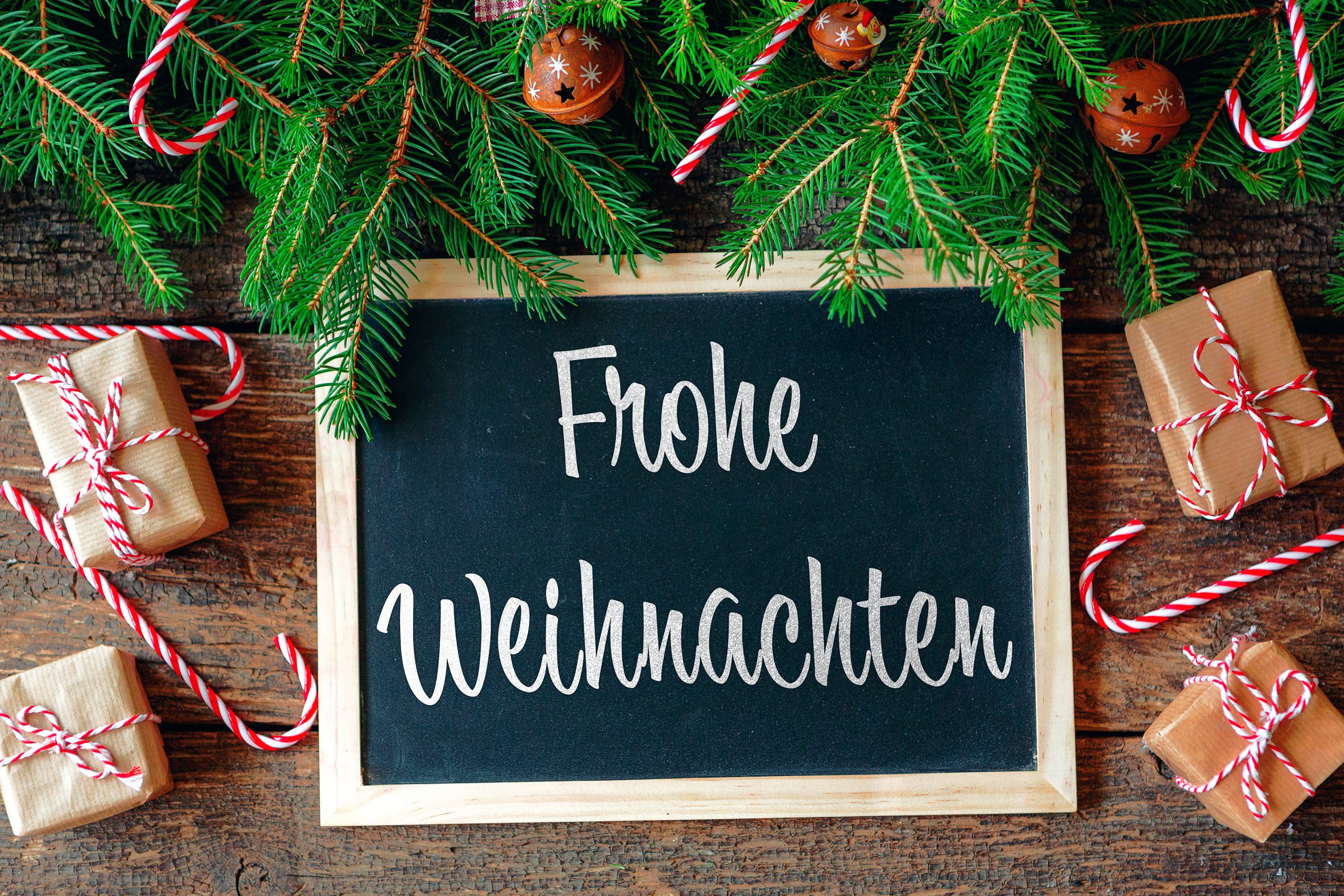 frohe weihnachten gruß: tafel mit weißer schrift frohe weihnachten