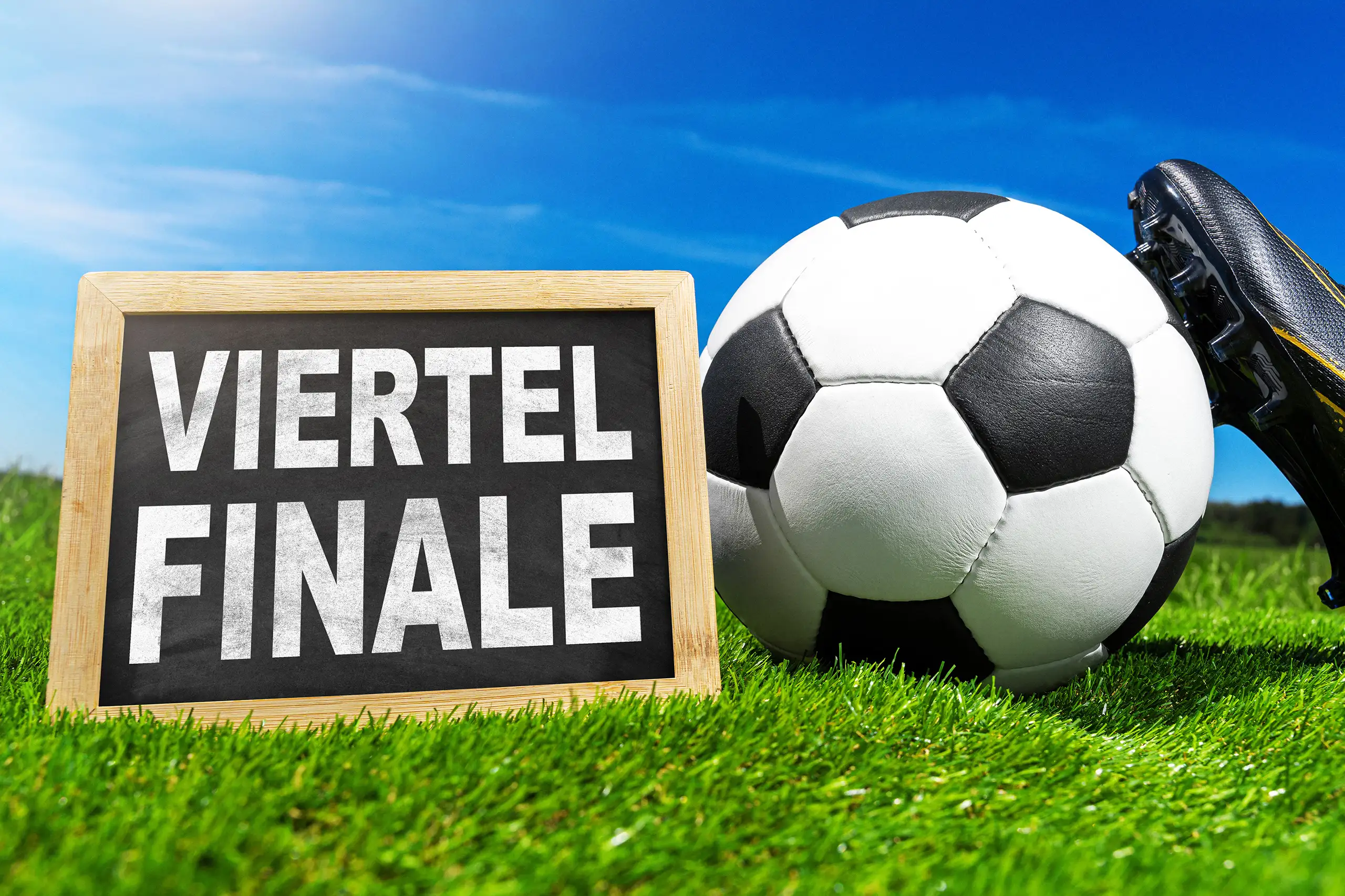 tafel mit der aufschrift viertelfinale neben fußball und fußballschuh auf grünem rasen.