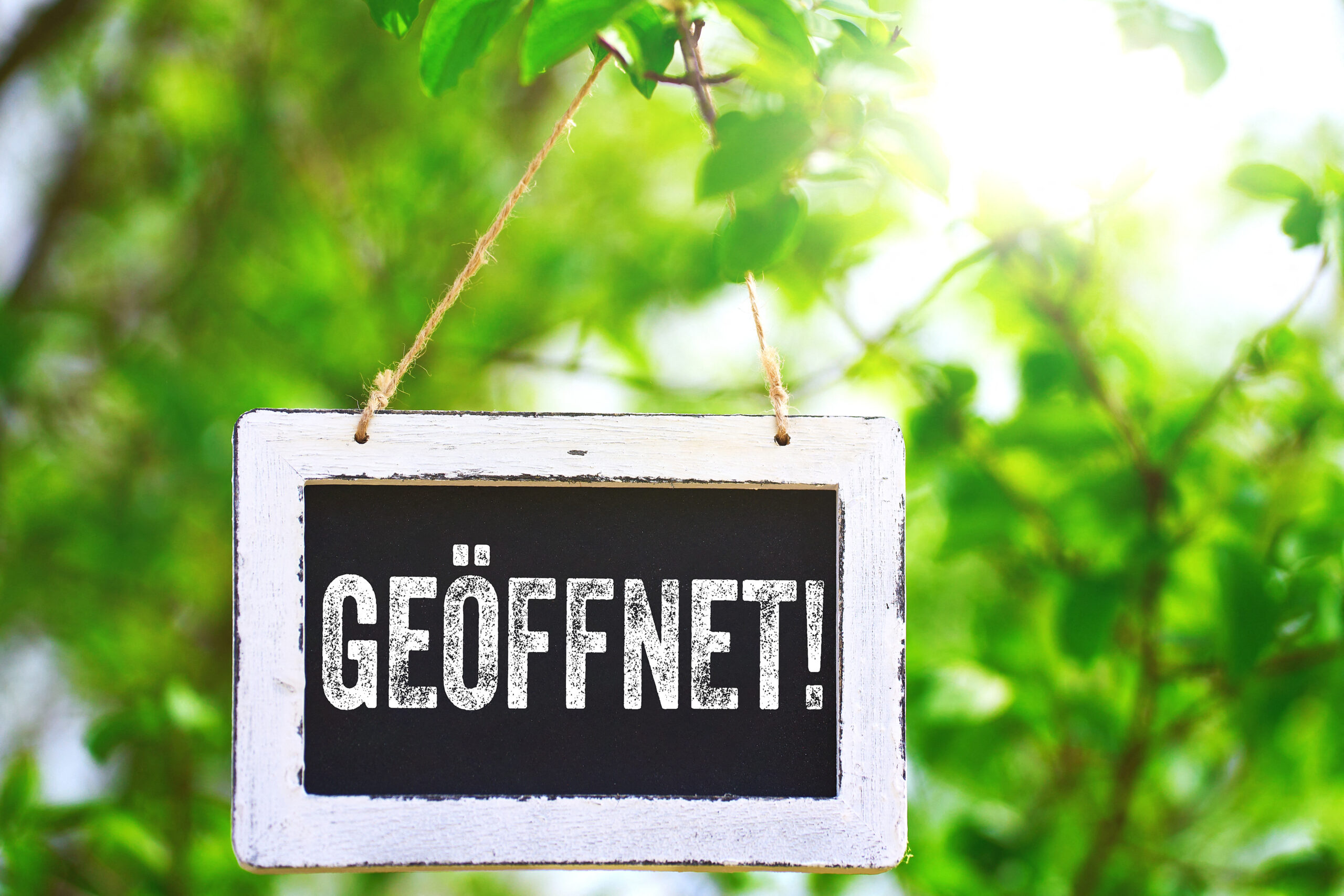 geoeffnet schild scaled bilder