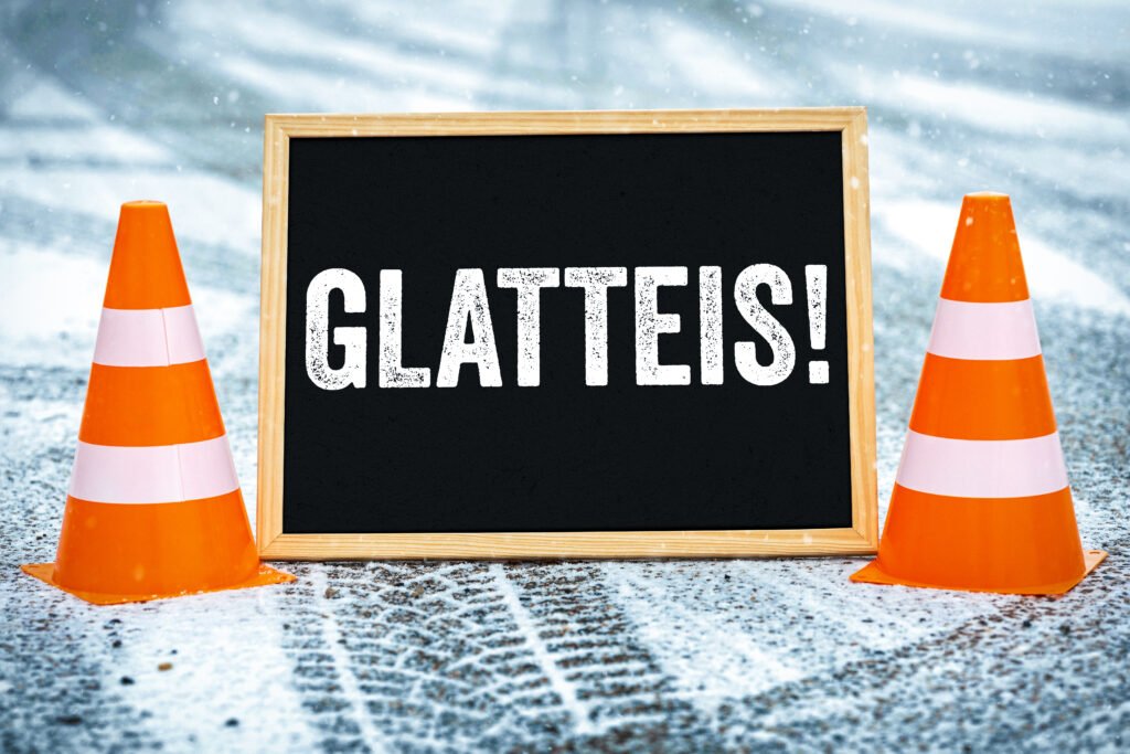 Warnung vor Glatteis im Winter, Tafel mit Aufschrift Glatteis