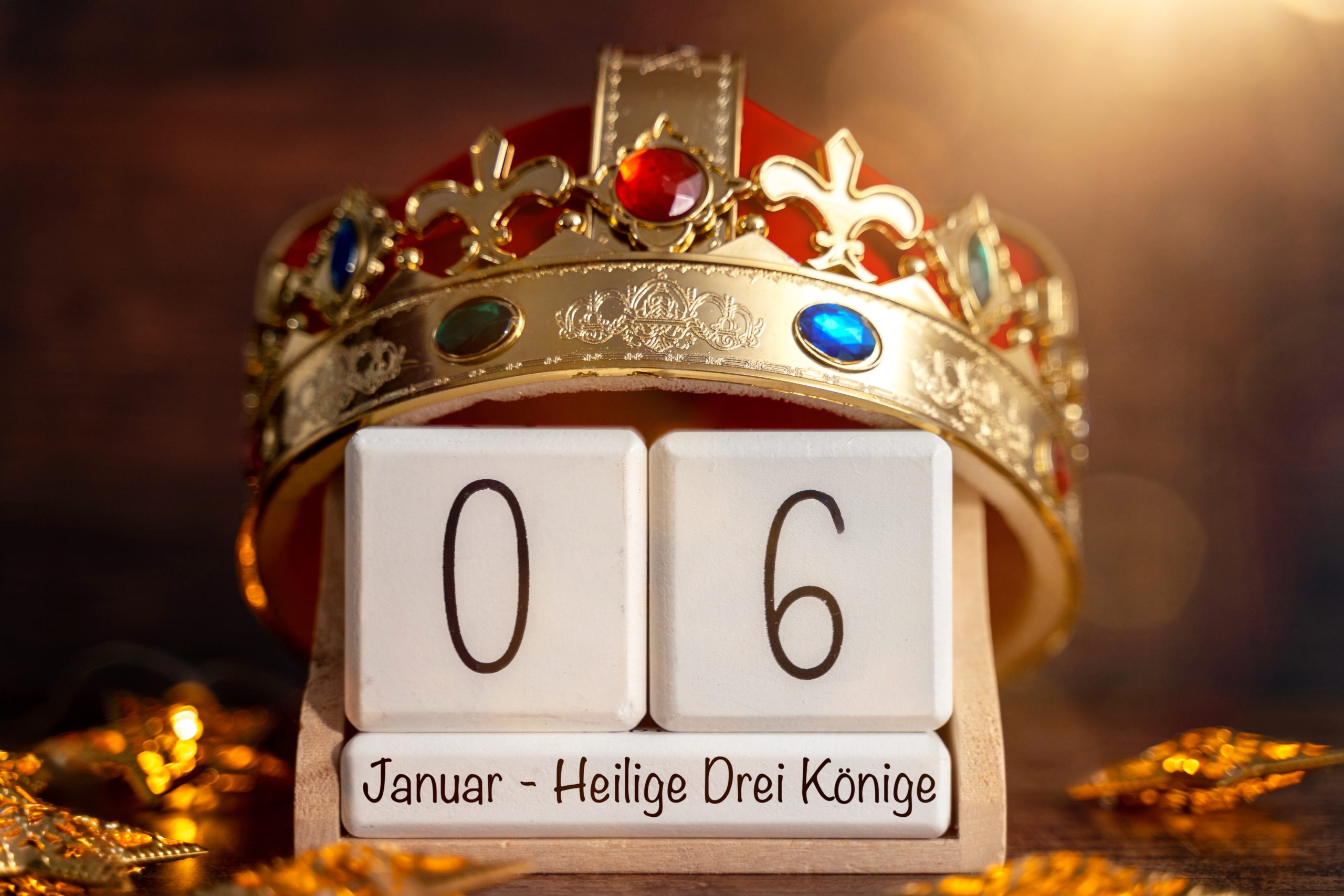 krone mit kalenderdatum 6. januar, heilige drei könige