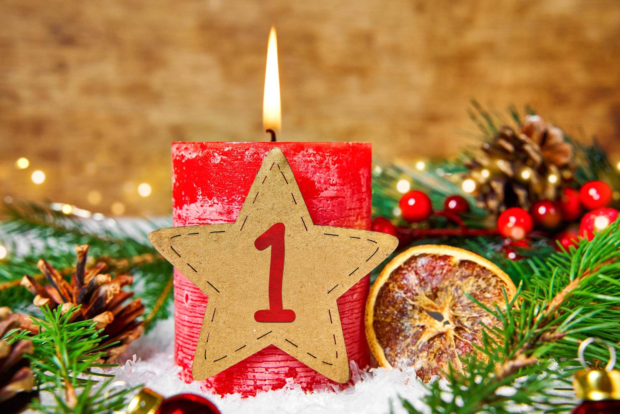 ADVENT 2025 - ADVENTSGRÜSSE WÜNSCHE UND BILDER ZUR ADVENTSZEIT ERSTER 1. ADVENT, ERSTE ADVENTSKERZE BRENNT VOR WINTERLICHER DEKORATION erster 1. advent, erste adventskerze brennt vor winterlicher dekoration