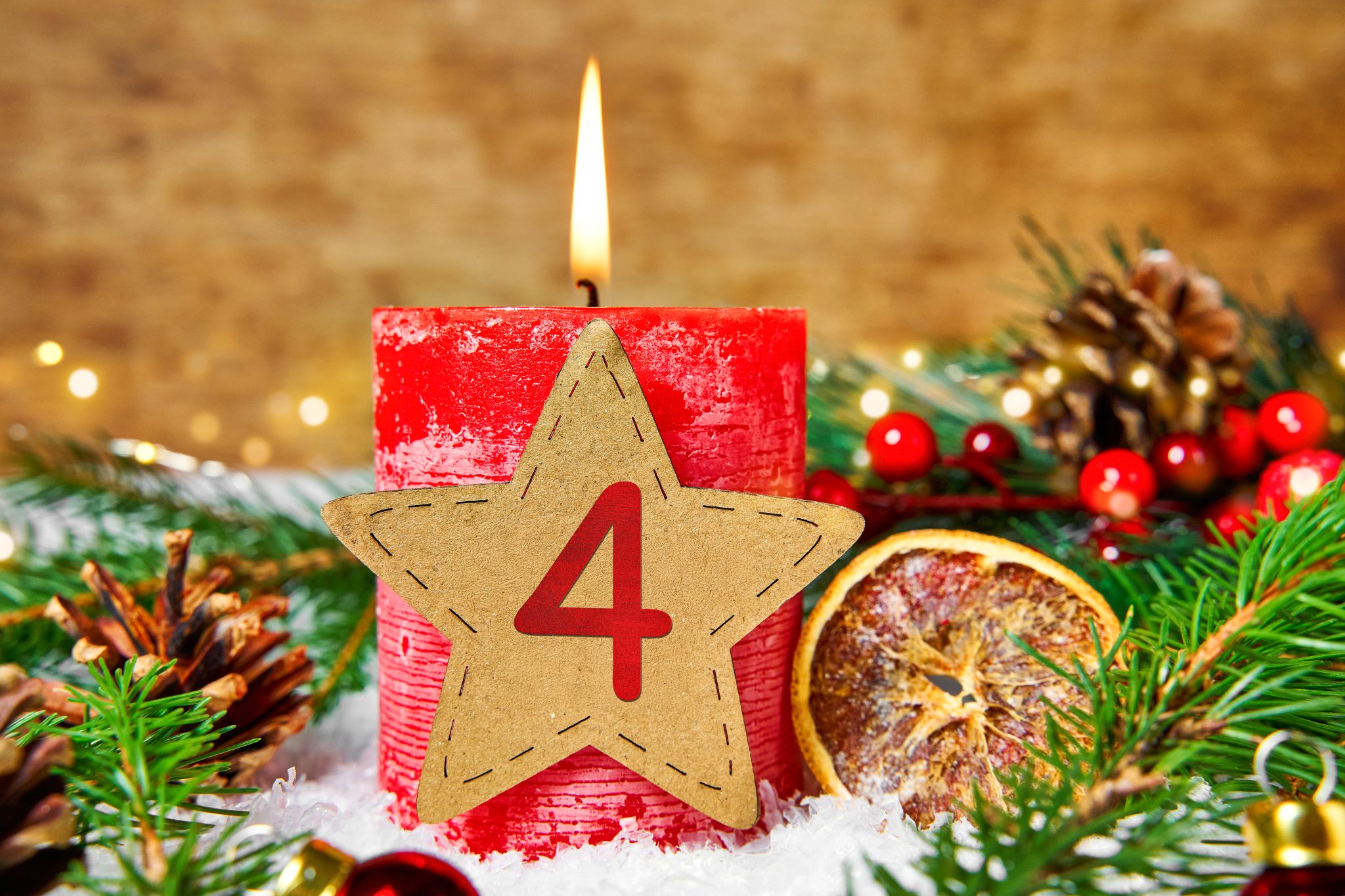 ADVENT 2025 - ADVENTSGRÜSSE WÜNSCHE UND BILDER ZUR ADVENTSZEIT VIERTER 4. ADVENT, VIERTE ADVENTSKERZE BRENNT VOR WINTERLICHER DEKORATION. vierter 4. advent, vierte adventskerze brennt vor winterlicher dekoration.