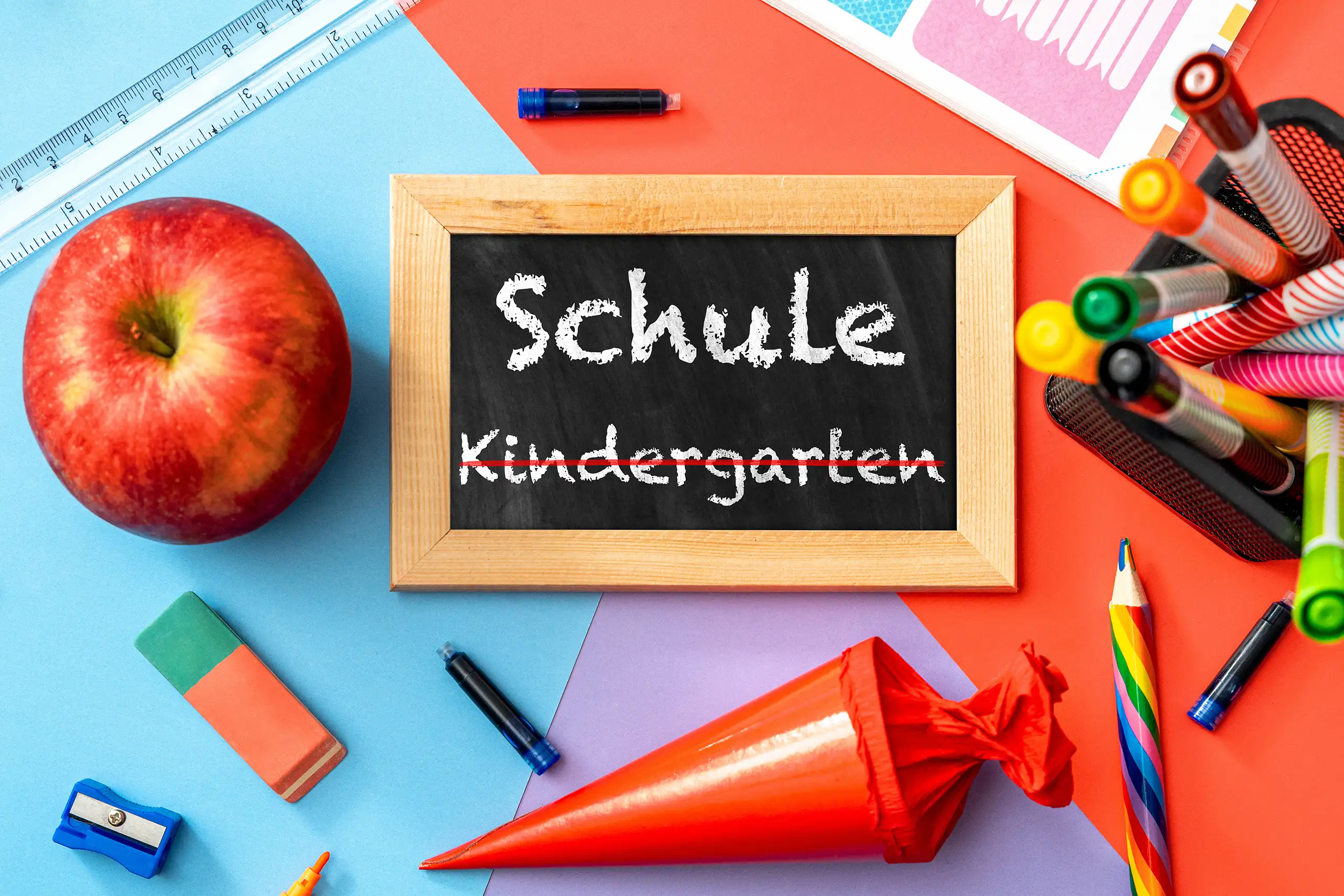 Einschulung Bild mit Schultafel, Wort Schule und rot durchgestrichenem Kindergarten zum Schulanfang