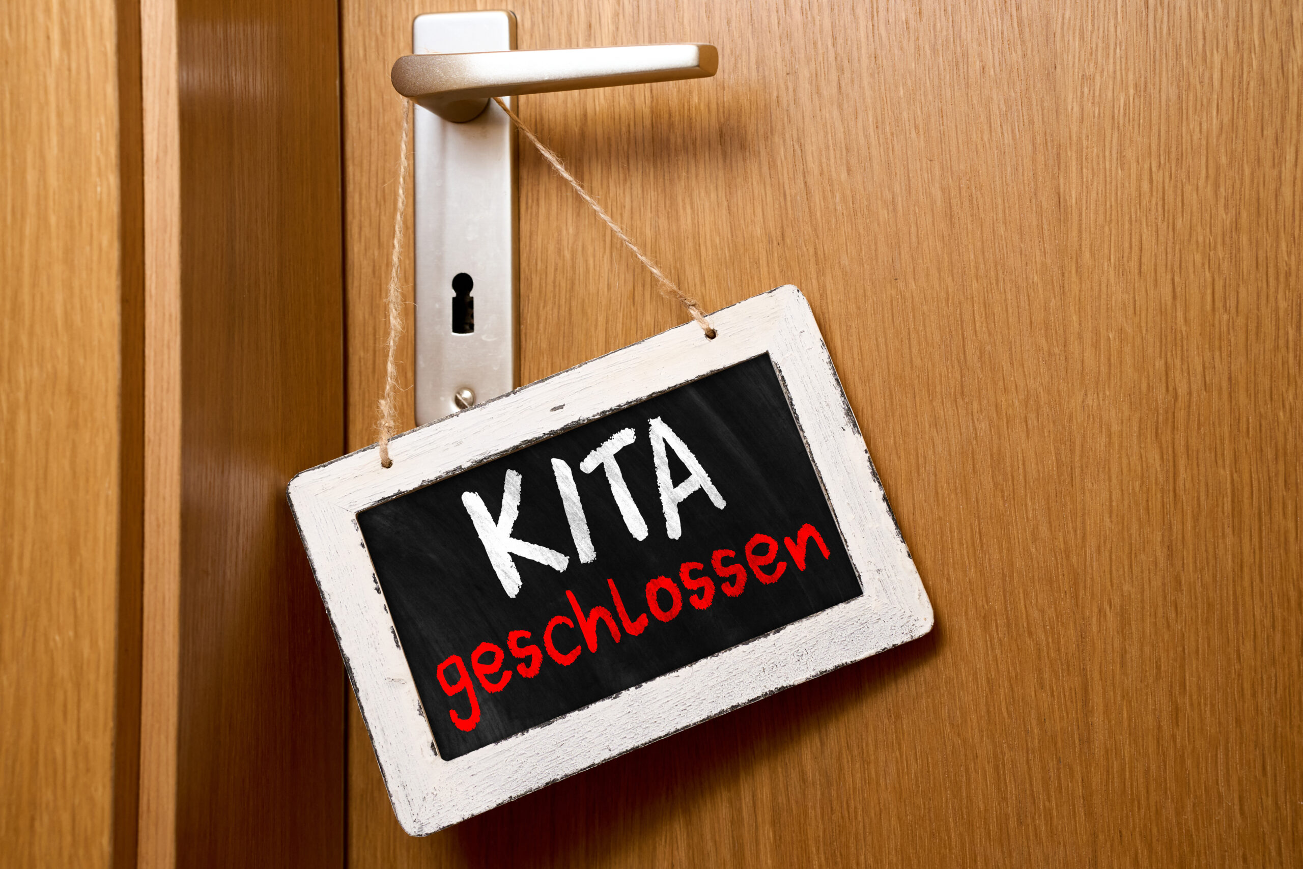 kita geschlossen schild 1 scaled bilder