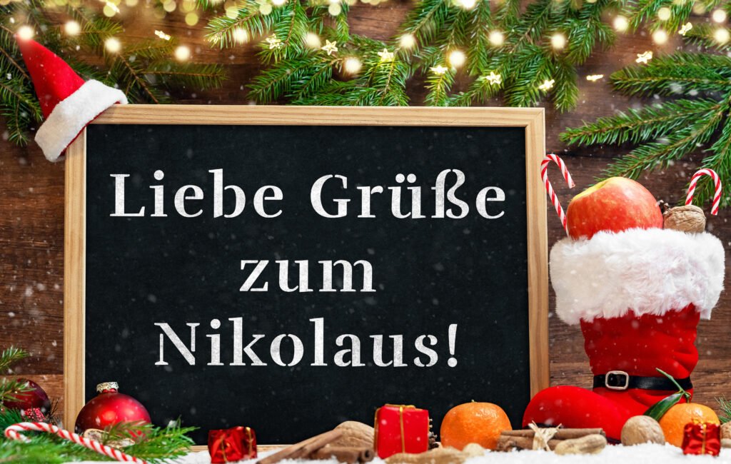 Liebe Grüße zum Nikolaus – festlicher Nikolausgruß mit Tafel, Nikolausstiefel, Apfel, Nüssen und winterlicher Deko
