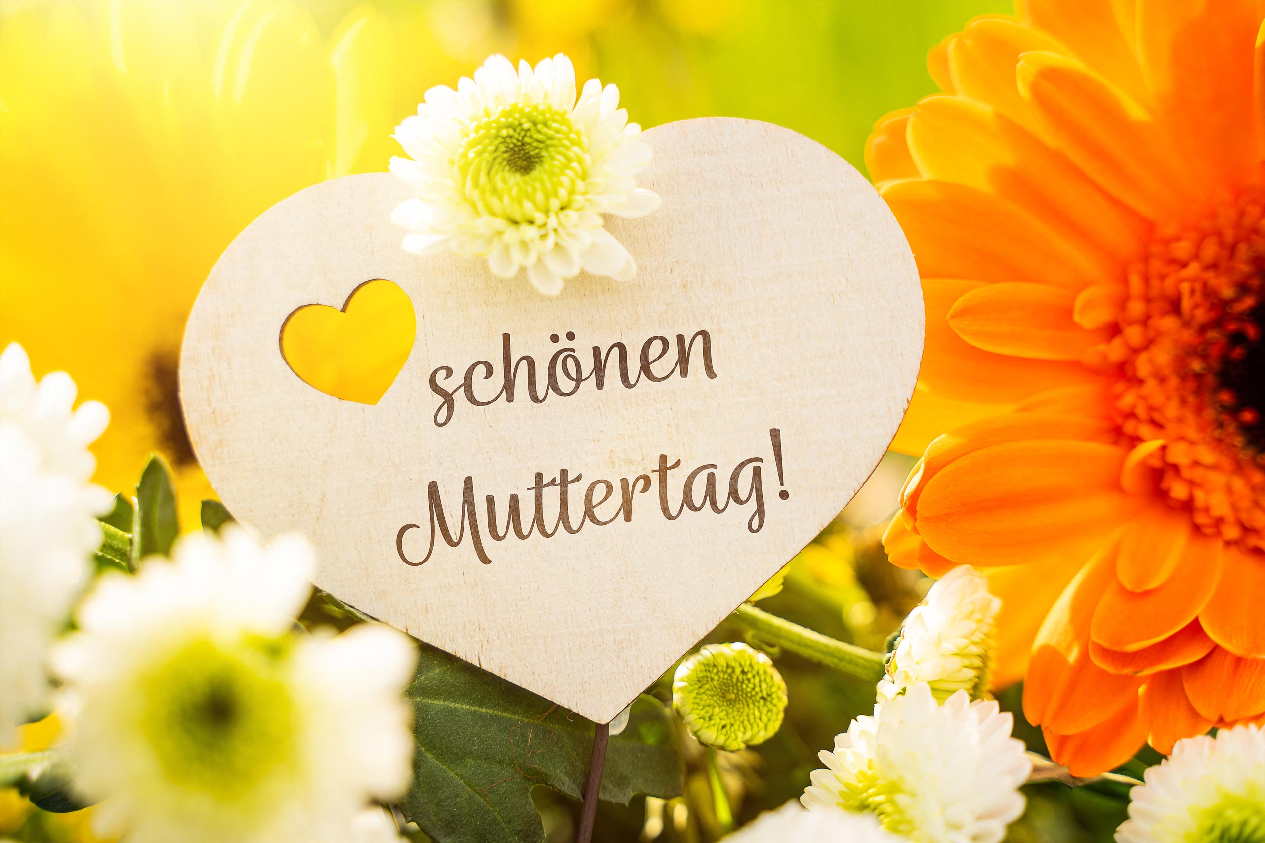 MUTTERTAG BILDER SCHOENEN MUTTERTAG 1 BILDER muttertag bilder - schönen muttertag schriftzug auf einem holzherz mit gelben und orangefarbenen blumen.