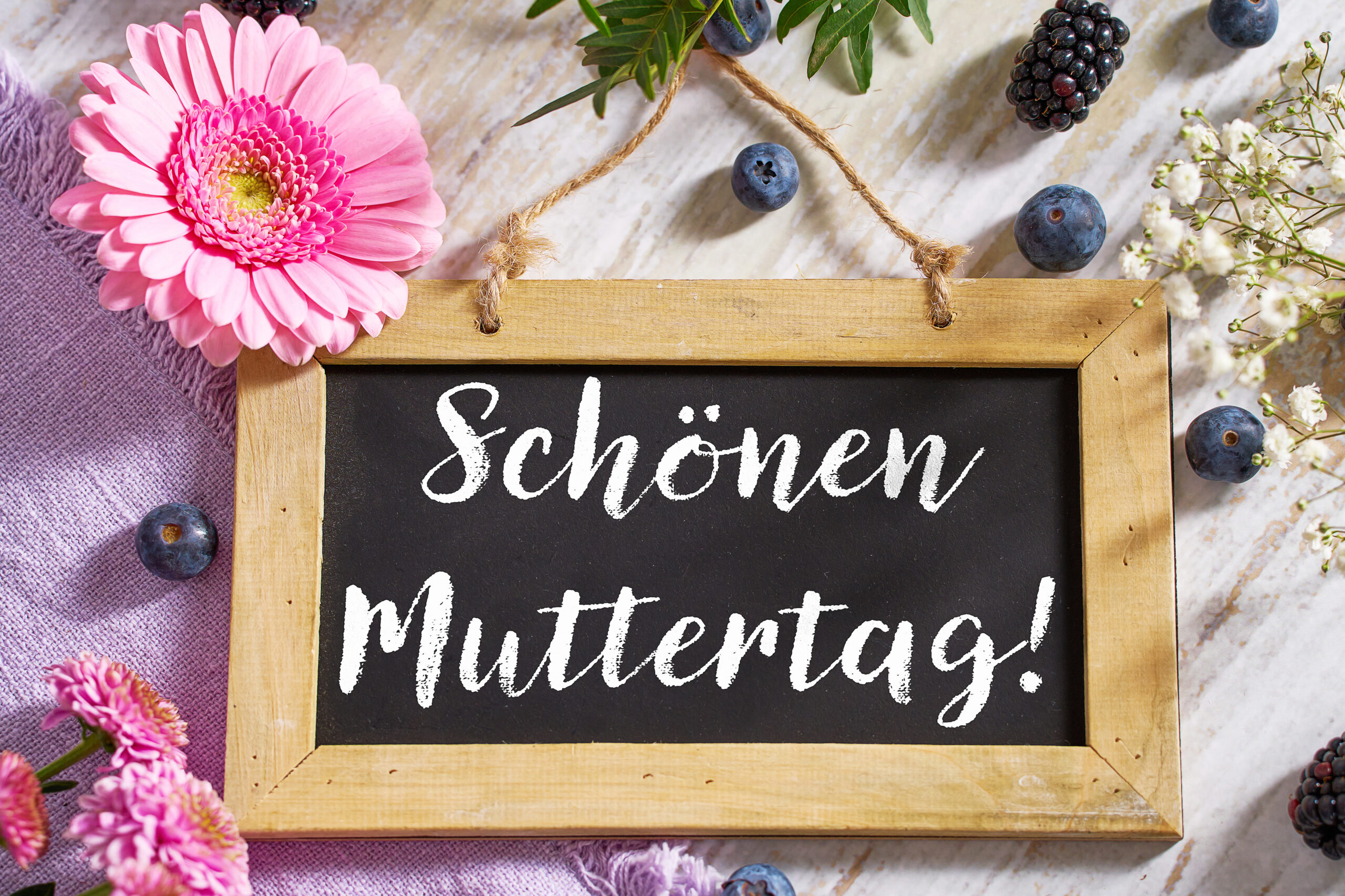 MUTTERTAG BILDER SCHOENEN MUTTERTAG SCALED BILDER muttertag bilder schönen muttertag schriftzug auf einer tafel mit rosa gerbera und blaubeeren.