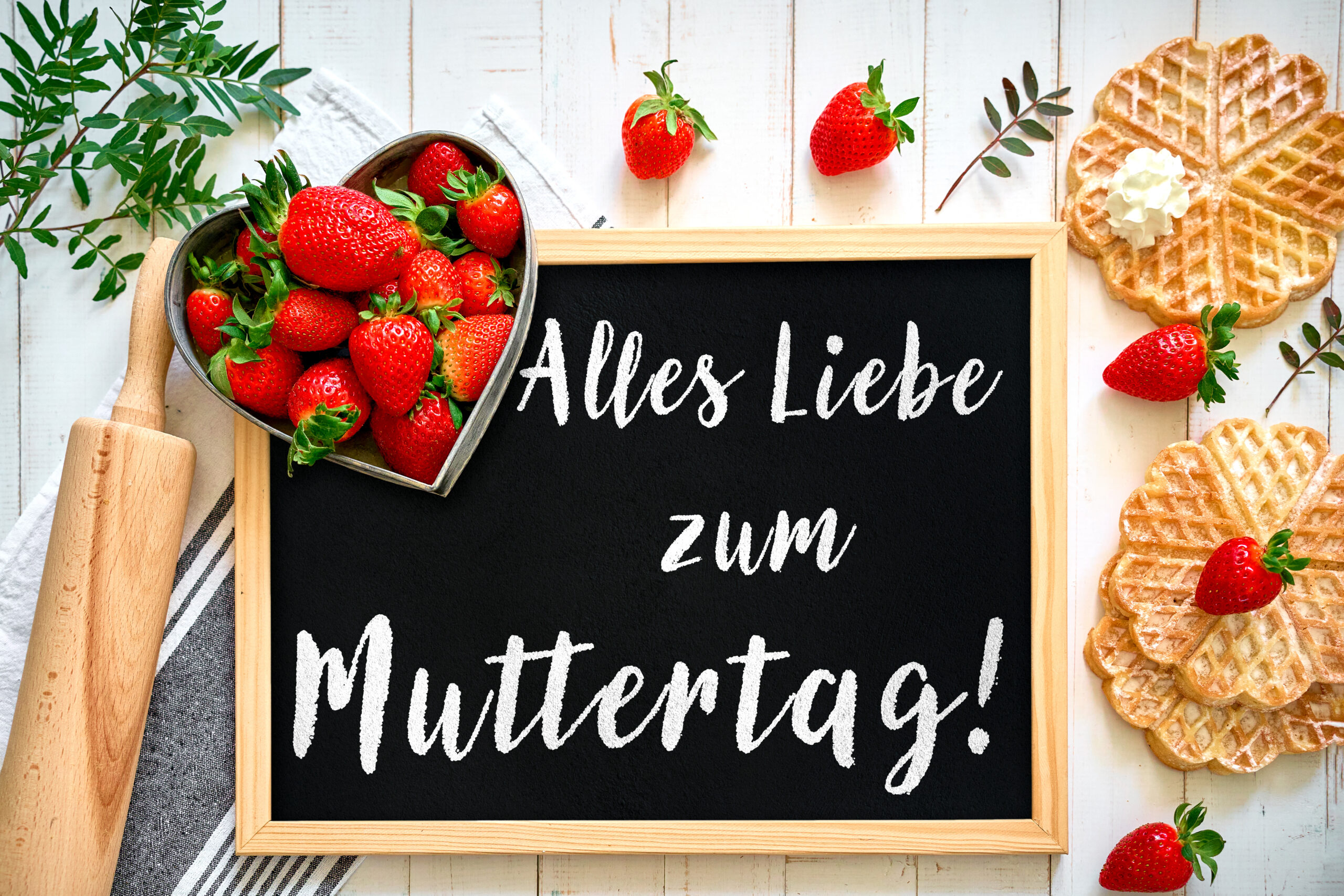 MUTTERTAG SCALED BILDER alles liebe zum muttertag schriftzug auf einer tafel neben herz-erdbeeren und waffeln.