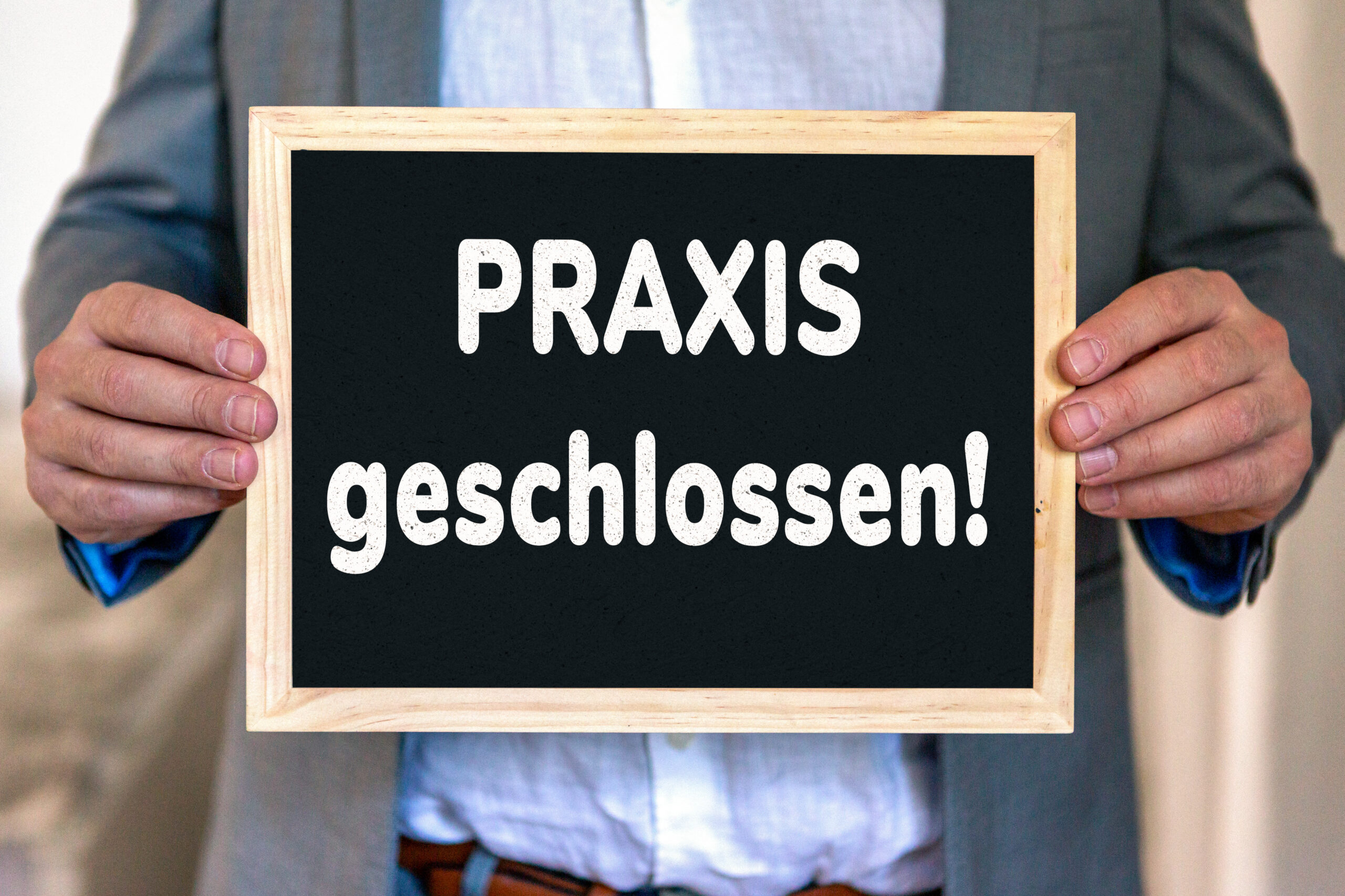 praxis geschlossen schild 4 scaled bilder