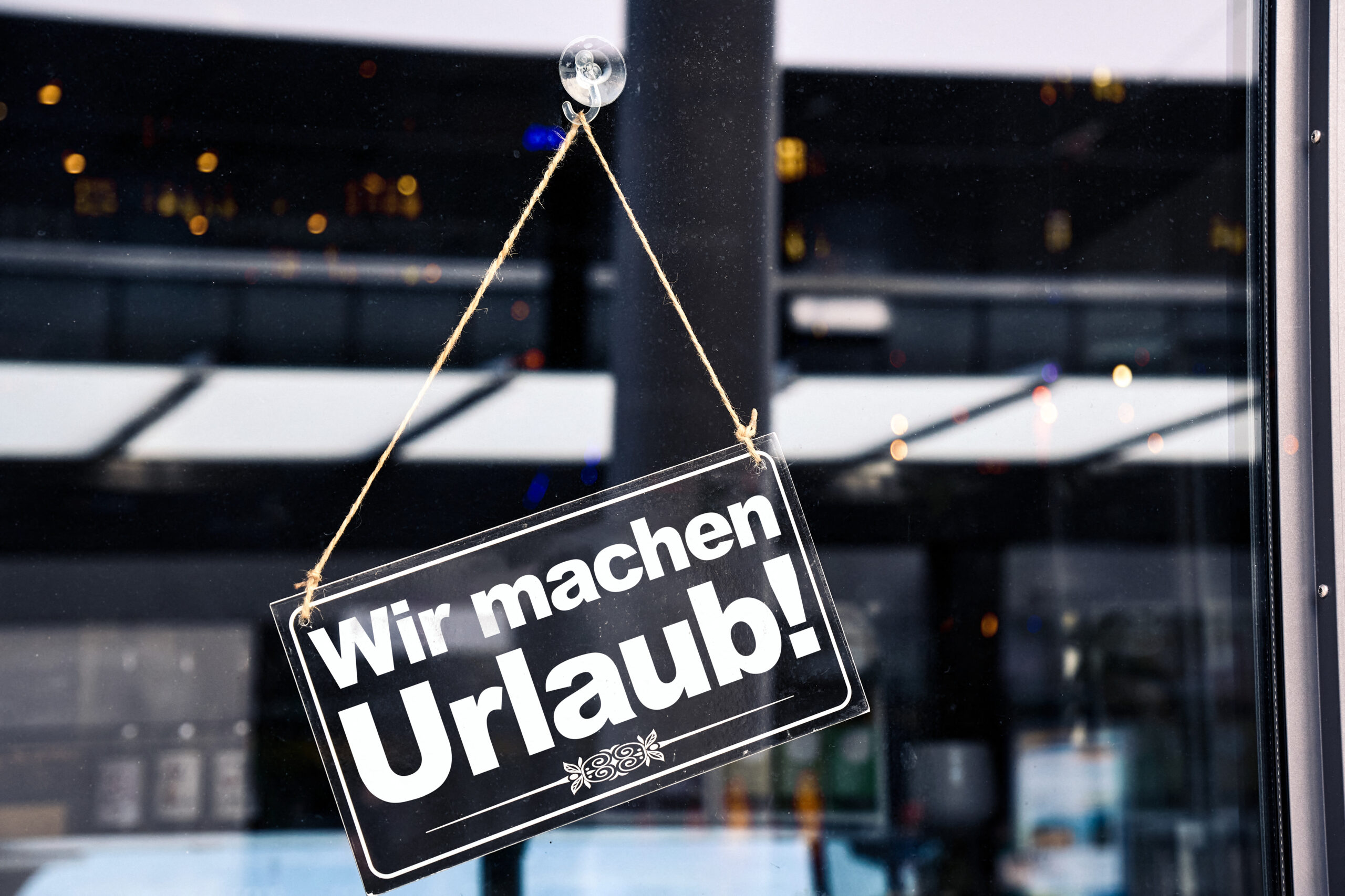 schild geschaeft wir machen urlaub 1 scaled