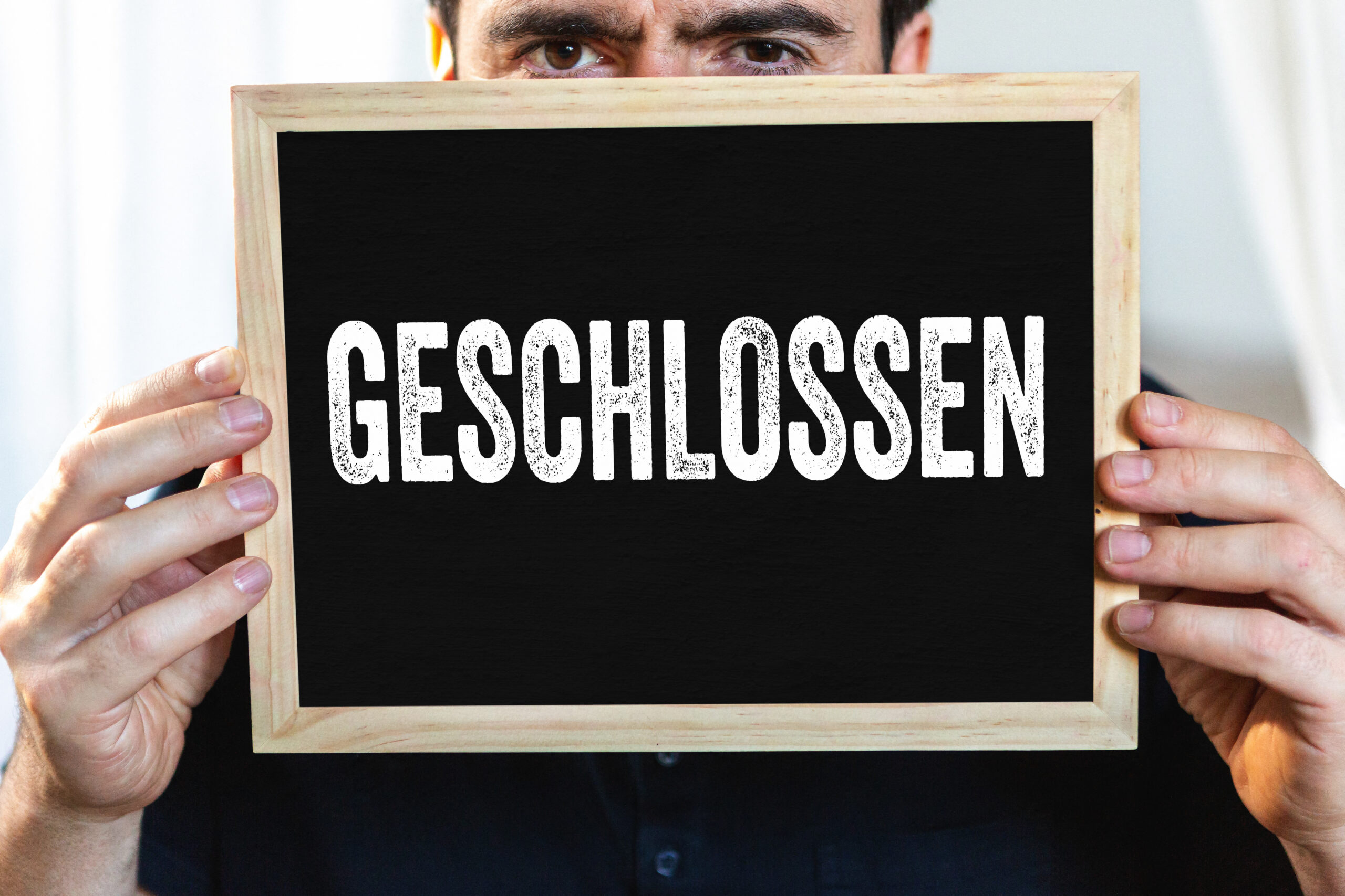 schild geschlossen 2 scaled bilder
