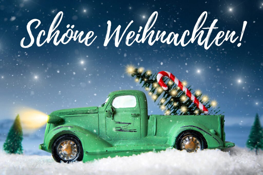 Schöne Weihnachten – grünes Auto mit Tannenbaum und Zuckerstange im Schnee, festliches Weihnachtsbild