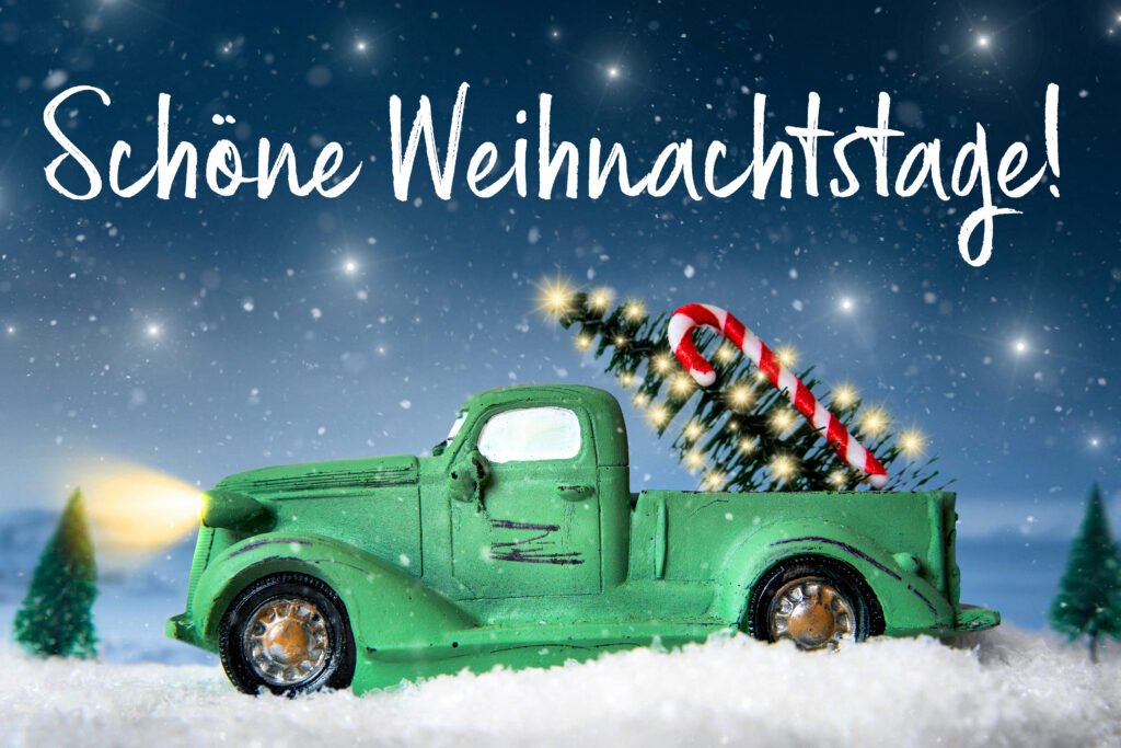 Schöne Weihnachtstage – grünes Auto mit Tannenbaum und Zuckerstange im Schnee, festliches Weihnachtsbild