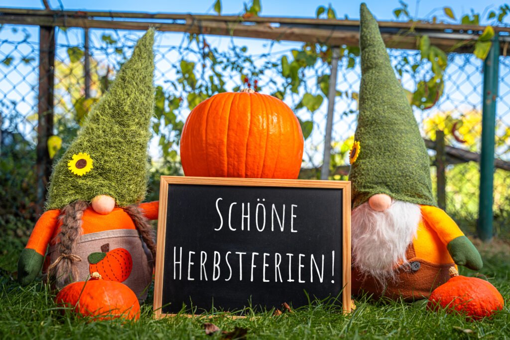 Schöne Herbstferien mit Herbstdeko und Schriftzug