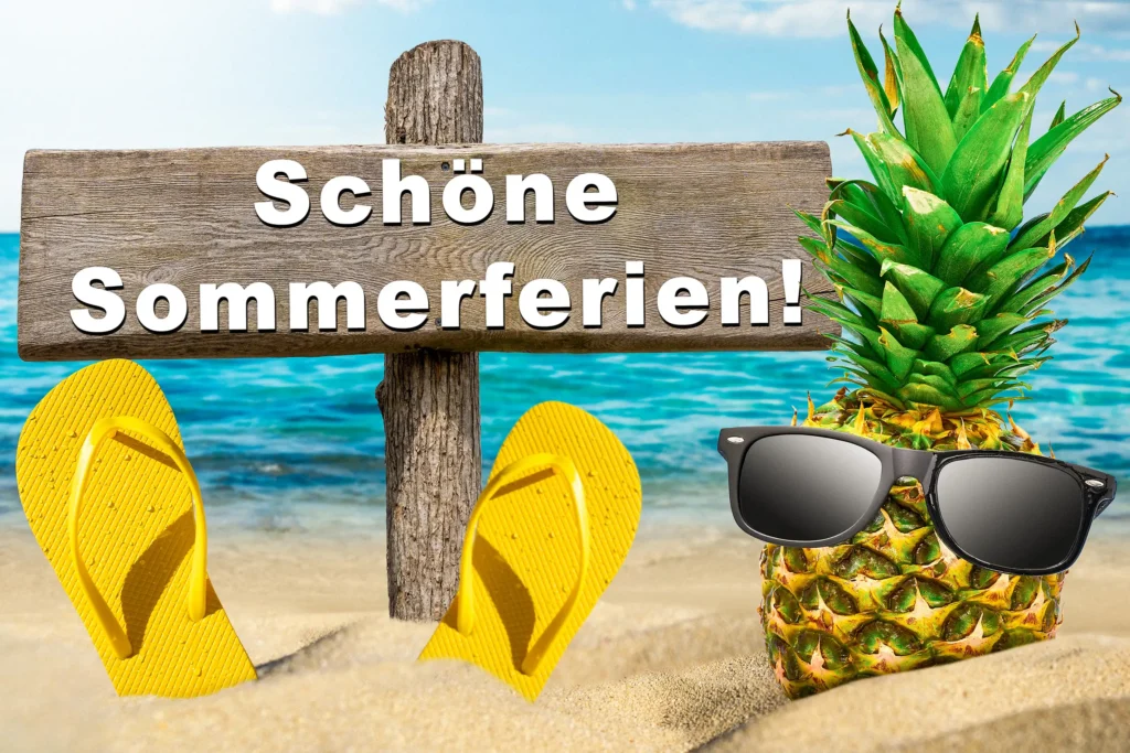 Schöne Sommerferien auf Holzschild am Strand mit Ananas, Sonnenbrille und gelben Flip-Flops im Sand.