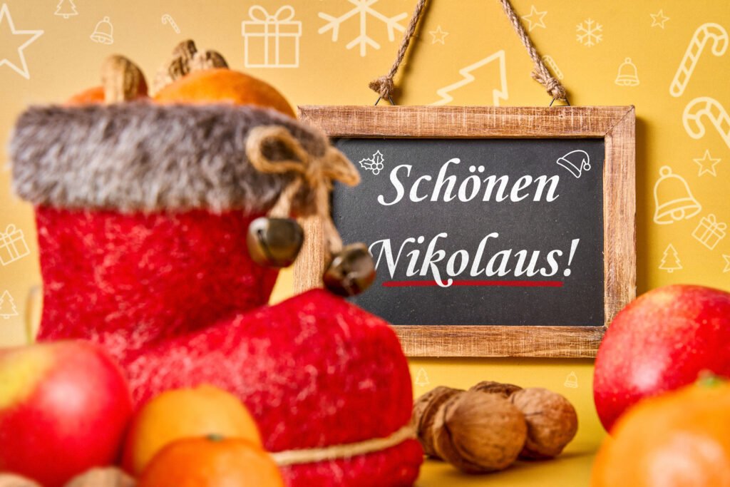 Schönen Nikolaus Gruß – Nikolausbild mit gefülltem rotem Stiefel, Tafel und winterlicher Nikolausdeko