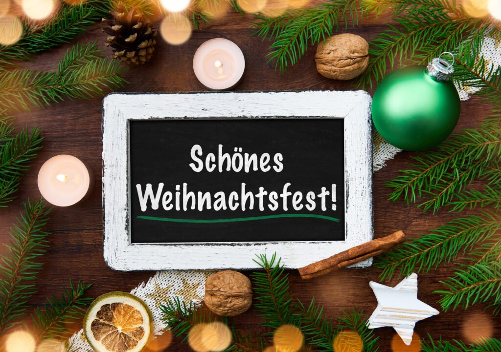 Schönes Weihnachtsfest – festliche Weihnachtsdeko mit Tannenzweigen, Kerzen und Weihnachtsschmuck