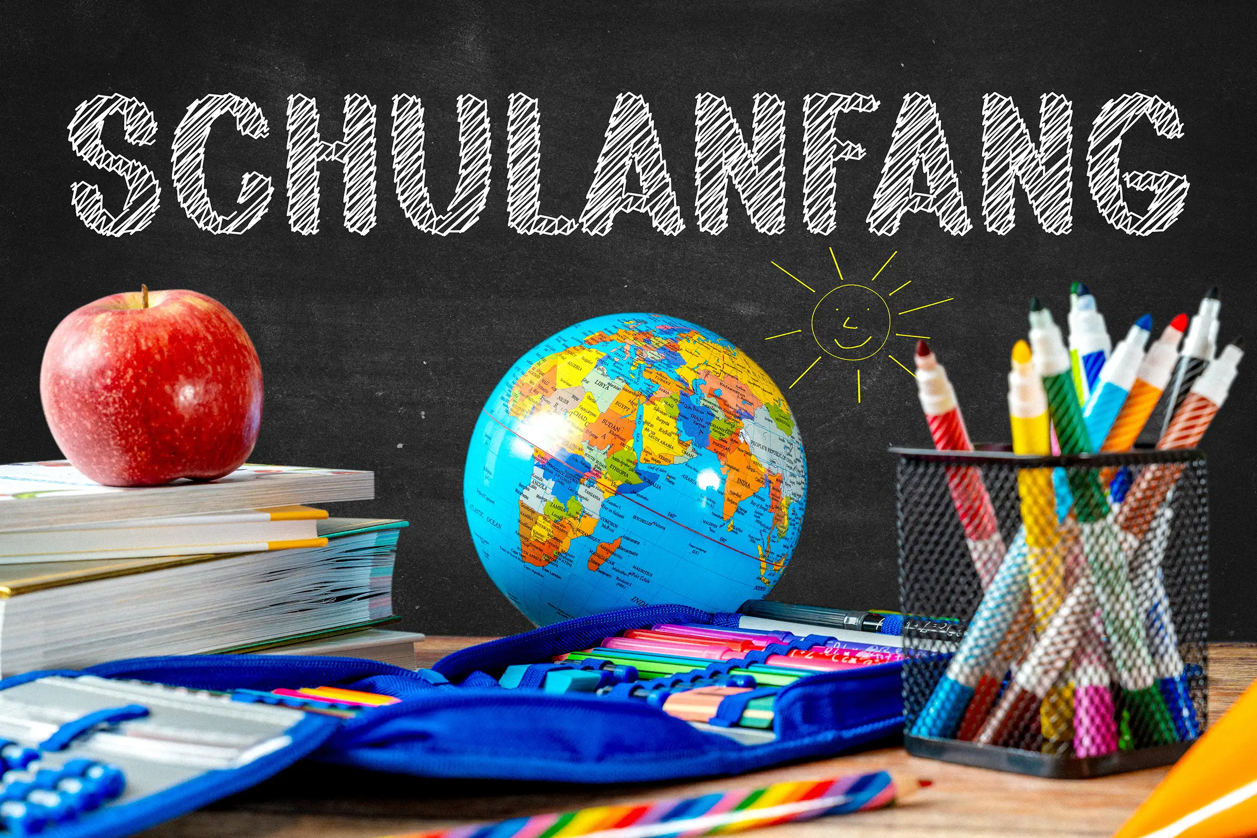 Schulanfang Bild mit Schultafel, zwei bunten Schultüten, Apfel und Schulmaterial zum Schulbeginn und ersten Schultag