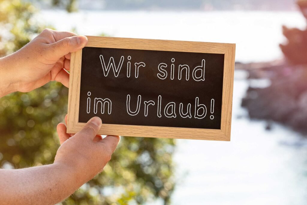Wir sind im Urlaub Schild Abwesenheit Urlaub Bild Statusmeldung Reise
