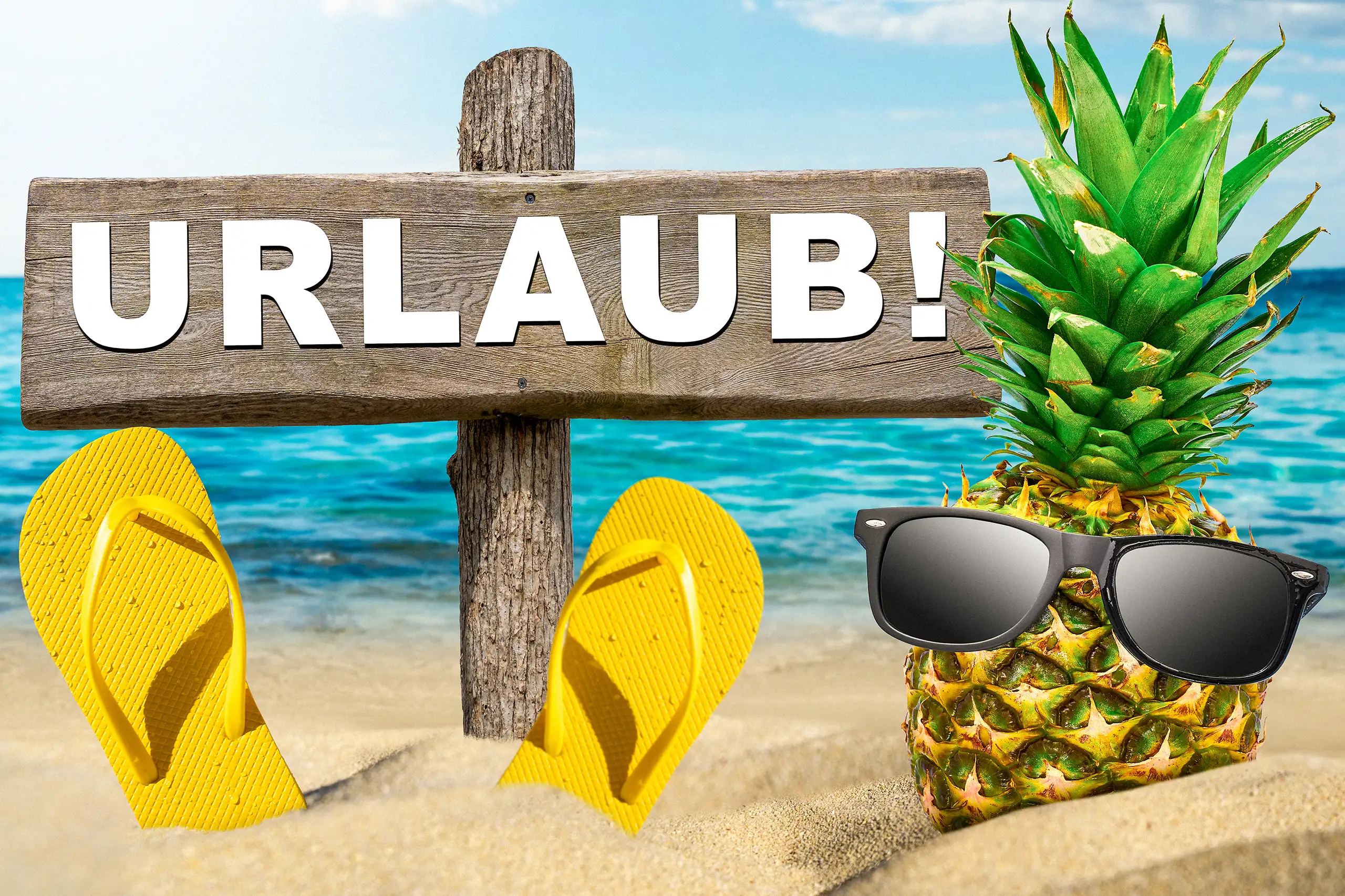 URLAUB BILDER urlaub am strand mit holzschild, ananas mit sonnenbrille und gelben flip-flops im sand.