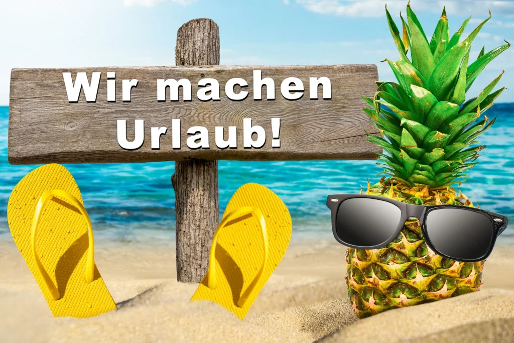 Wir machen Urlaub auf Holzschild am Strand mit Ananas, Sonnenbrille und gelben Flip-Flops.
